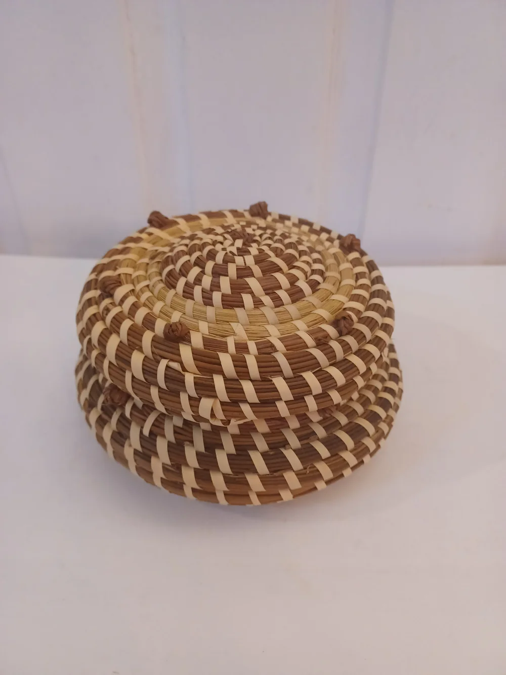 Vintage Gullah Style Coiled Sweetgrass Lidded Basket Knot Detail On Top